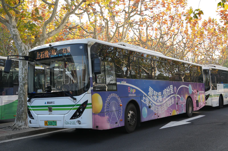 文件:V2A-2120 申沃（金山巴士）SWB6128EV06C 纯电动 上石线 上海南站（南广场）→石化汽车站 等待发车.jpg