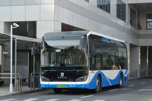 J0A-020 吉利远程（浦东南汇）DNC6101BEVG23D（C10E）浦东108路停靠在罗山路公交枢纽.jpg