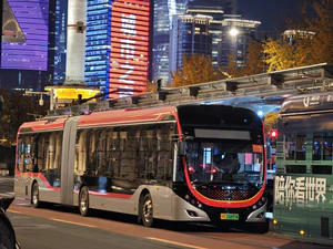 Z5C-0025 宇通 ZK5180C 71路在终点站延安东路外滩等待发车前往申昆路枢纽站.jpg