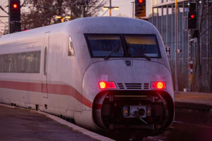 正在从汉诺威中央火车站驶出的DB BR 402.jpg