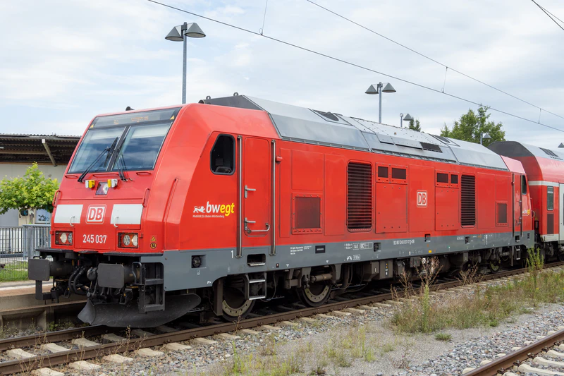 文件:DB-Diesellok 245 037 in Langenargen.jpg