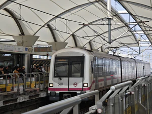 6号线 0617 由港城路发车前往终点东方体育中心进五洲大道站停车上客.jpg