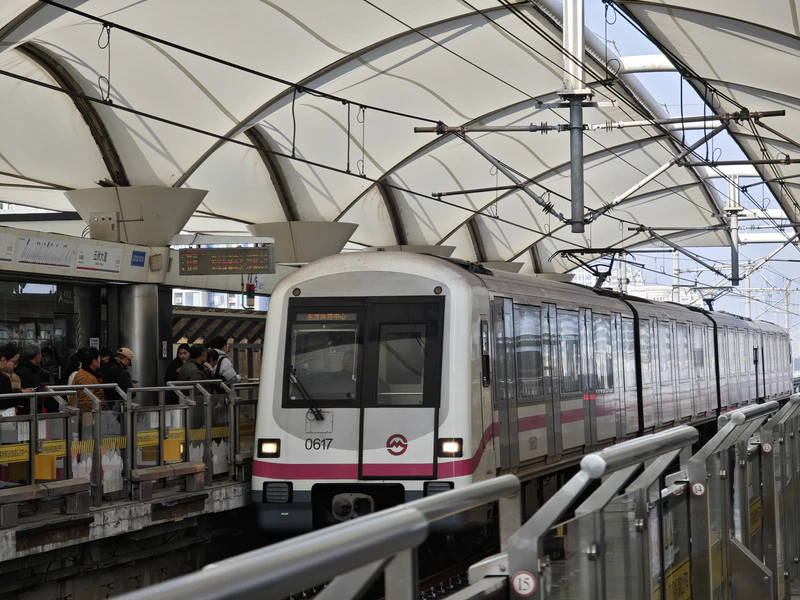 文件:6号线 0617 由港城路发车前往终点东方体育中心进五洲大道站停车上客.jpg