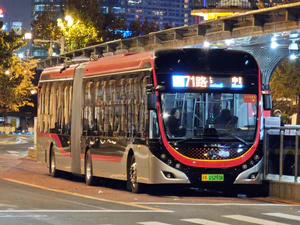 Z5C-0015 宇通 ZK5180C 71路在终点站延安东路外滩等待发车前往申昆路枢纽站.jpg