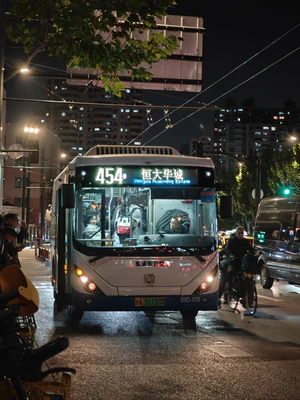 S9D-026 申沃（浦东上南） SWB6868BEV64 454路在西藏南路翟溪路停靠上下客等待前往恒大华城.jpg