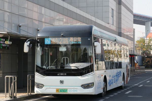 S2D-0043 申沃（久事公交四公司）SWB6129CHEV02G（iHEV12LE）停靠在罗山路公交枢纽站.jpg