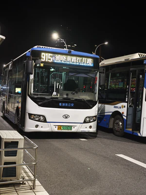 W8A-134 象牌（浦东上南） SXC6810GBV2 915路停靠在龙华东路制造局路等待发车前往浦晓南路.jpg