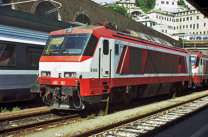 文件:E.402.007 停在 Genova Piazza Principe站.jpg