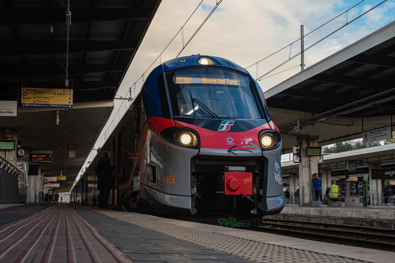 文件:ETR.104停靠在Pisa Centrale.jpg