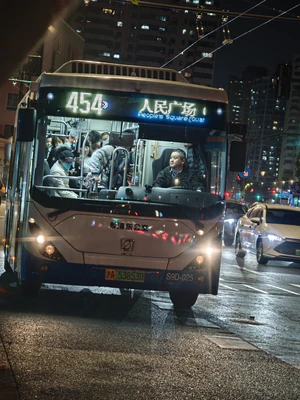 S9D-025 申沃（浦东上南） SWB6868BEV64 454路在西藏南路翟溪路停靠上下客等待前往恒大华城.jpg