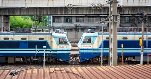 上海机务段内的两台停轮SS8 蓝宝石大厦.jpg