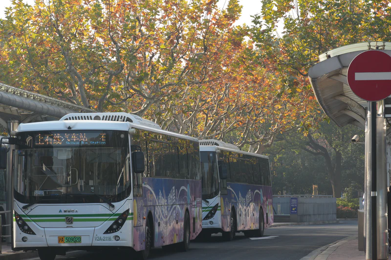 文件:V2A-2116 申沃（金山巴士）SWB6128EV06C 纯电动 上石线 上海南站（南广场）→石化汽车站 等待发车.jpg