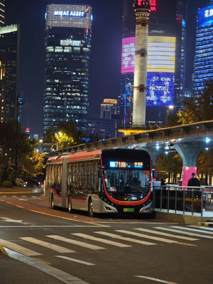 Z5C-0015 宇通 ZK5180C 71路在终点站延安东路外滩等待发车前往申昆路枢纽站 2.jpg