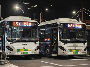 SWB6108BE04 申沃 S0M-0083&S0M-0090 2辆45路等待发车前往曹家渡.jpg