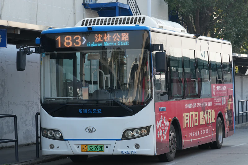 文件:SXC6810GBEV2（万象）临港公交 183路.jpg