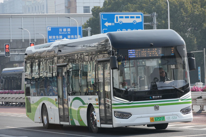 文件:SWB6129CHEV02G（iHEV12LE）申沃 金山巴士 石南专线.jpg