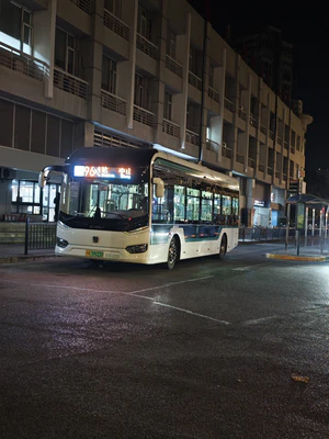 S0S-0220 申沃 SWB6109BEV69G(iEV10) 96路停靠在终点站等待发车前往中山公园地铁站.jpg