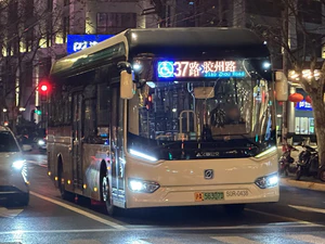 37路（S0R-0438）行驶在九江路.jpg