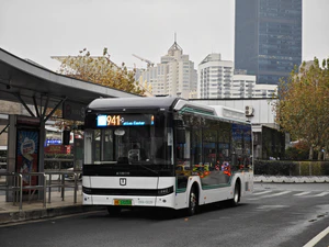 D9A-0039 吉利远程（巴士二公司） DNC6901BEVG11（C9E）941路停靠在上海火车站（南广场）.jpg