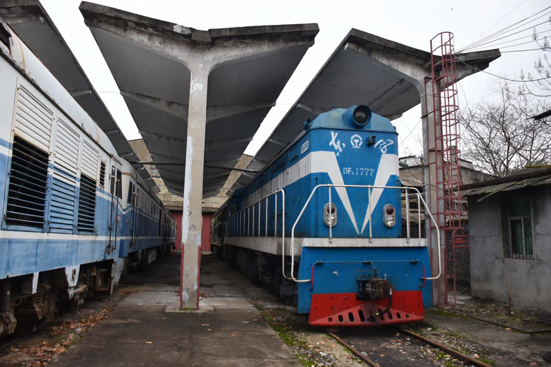 文件:废弃的景德镇机务段中封存的机车-2.jpg