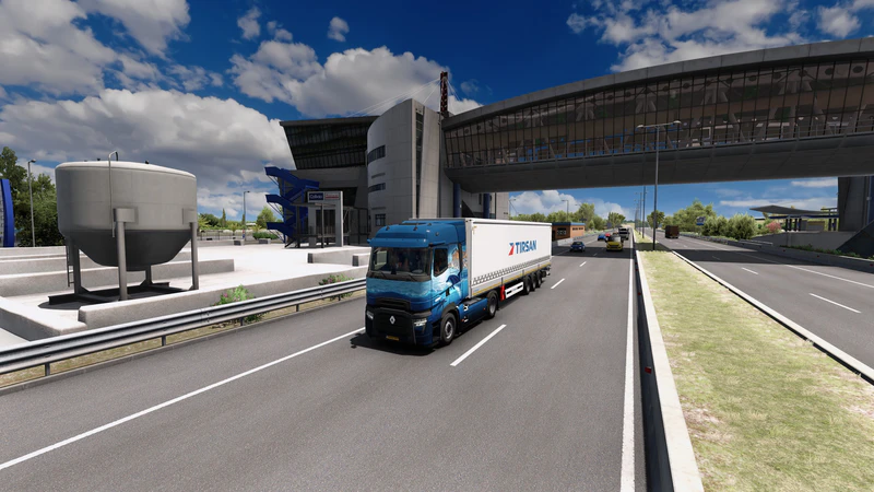 文件:雷诺T 2025通过雅典附近的服务区.jpg