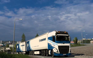 沃尔沃FH6牵引克劳耐双挂行驶在蓝天下的匝道 01.png