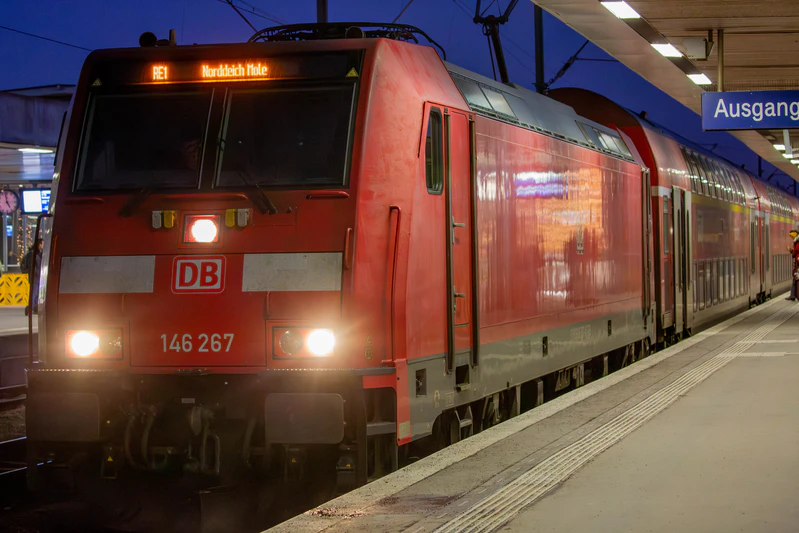 文件:停靠在汉诺威中央火车站的DB BR 146.2.jpg