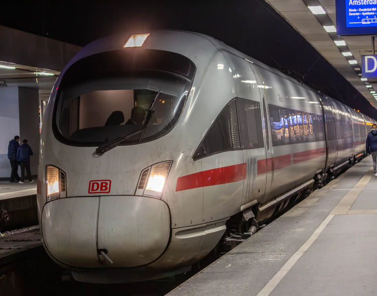 文件:停靠在汉诺威中央火车站的ICE T.jpg