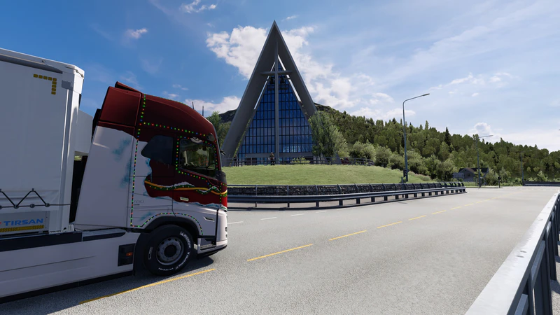 文件:沃尔沃FH6 Aero通过特罗姆瑟附近.jpg