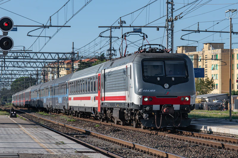 文件:E.464 169 牵引一列 ICN 列车驶入 Livrono Centrare 站.jpg