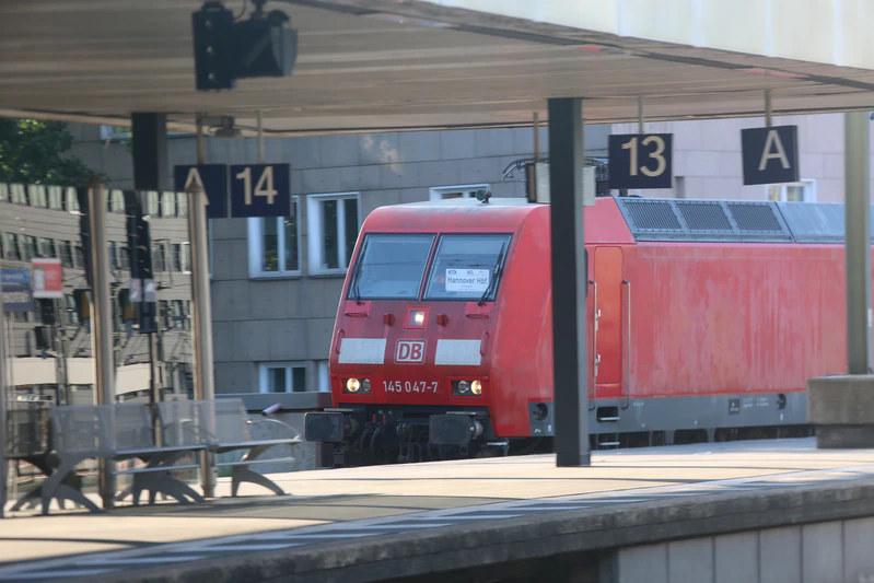 文件:正在驶入汉诺威中央火车站的DB BR 145.jpg