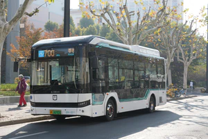 D9A-0011 吉利远程（巴士二公司）DNC6901BEVG11（C9E）纯电动 700路 芙蓉江路仙霞路→莘松新村 在终点站等待发车.jpg