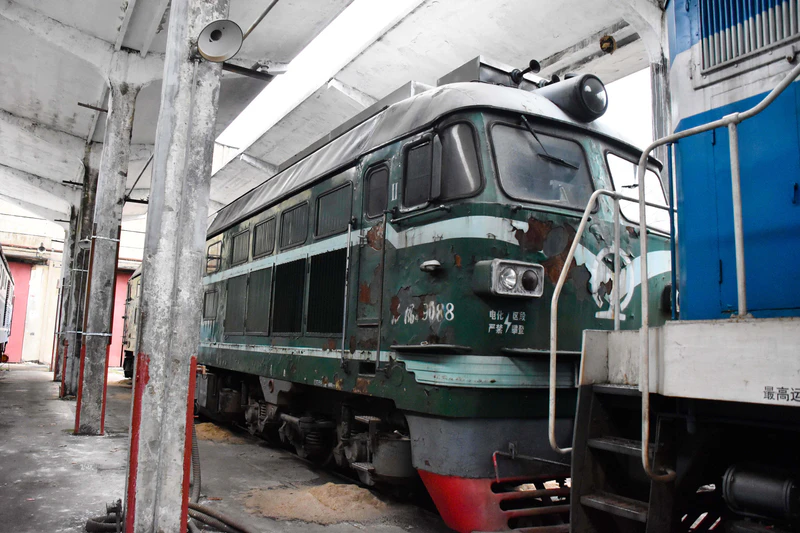 文件:废弃的景德镇机务段中封存的机车-3.jpg