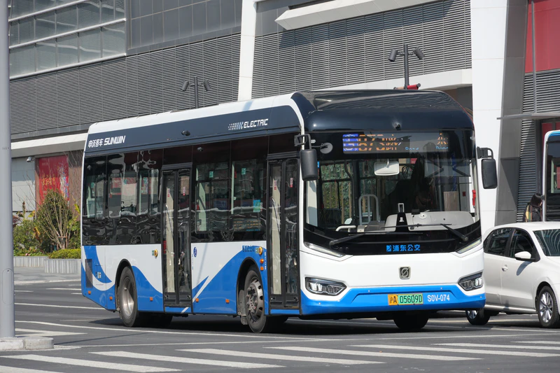 文件:SWB6109BEV97G（iEV10）申沃 浦东上南.jpg