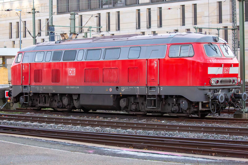 文件:停靠在汉诺威中央火车站的DB BR 218.jpg