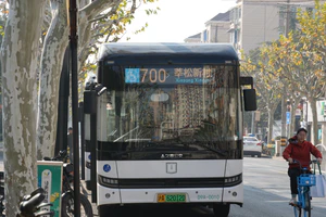 D9A-0010 吉利远程（巴士二公司）DNC6901BEVG11（C9E）纯电动 700路 芙蓉江路仙霞路→莘松新村 在终点站等待发车.jpg