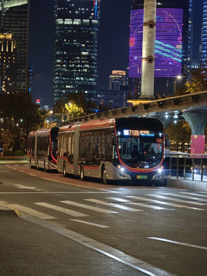 Z5C- 0022&0017宇通 ZK5180C 71路在终点站延安东路外滩等待发车前往申昆路枢纽站.jpg