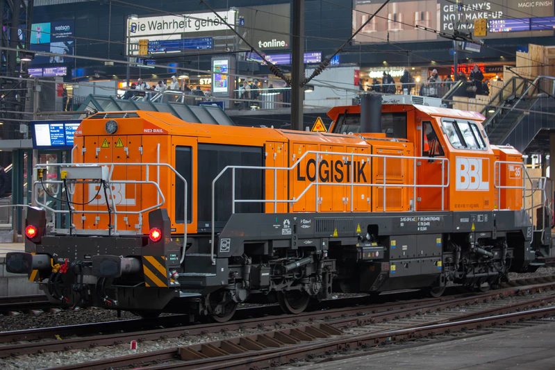 文件:从汉堡火车站驶出的Vossloh DE 18.jpg