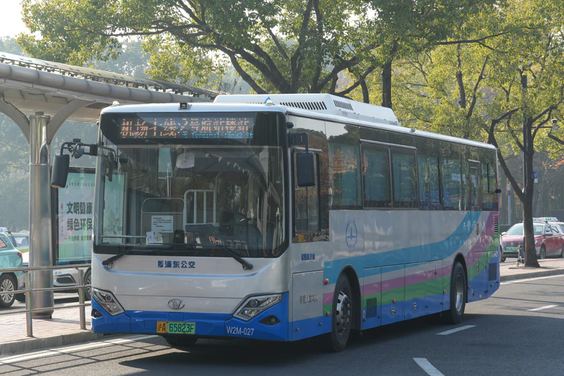 文件:W2M-027 象牌(浦东上南）SXC6120GCHEVWSR 油电混合 机场九线 上海南站（南广场）→浦东一号二号航站楼 等待发车.jpg
