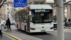 49路的S2Y-1019行驶在枫林路.jpg