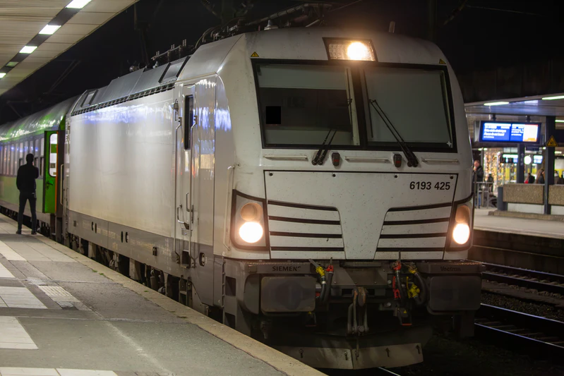 文件:停靠在汉诺威中央火车站的Siemens Vectron BR193.jpg