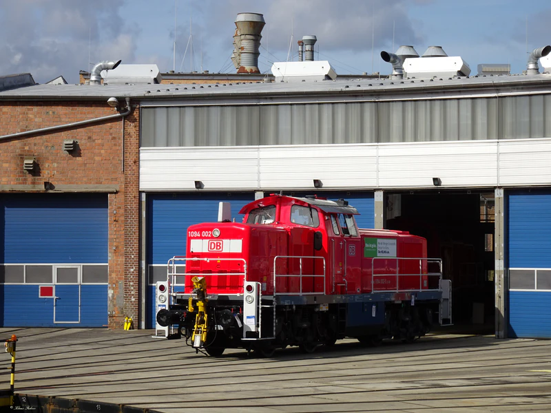 文件:1094 002-5 D-DB Hybridlok HELMS (Hybrid Electtro Mechanical Shunter) Umbau aus 294 832 DB Cottbus gemeinsam mit Toshiba DB-Werk Cottbus 2021-03-12.jpg