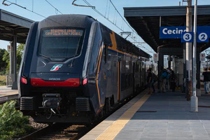 使用DTR涂装的ETR.521 045停靠在Cecina站.jpg