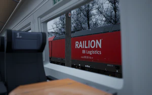 在ICE 3车内拍停靠在侧线的DB BR 185.2.png