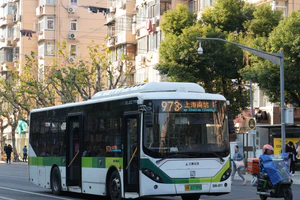 S0M-0071 申沃（四公司）SWB6108BEV04 蓝村路南泉路→上海南站（南广场）等待发车.jpg