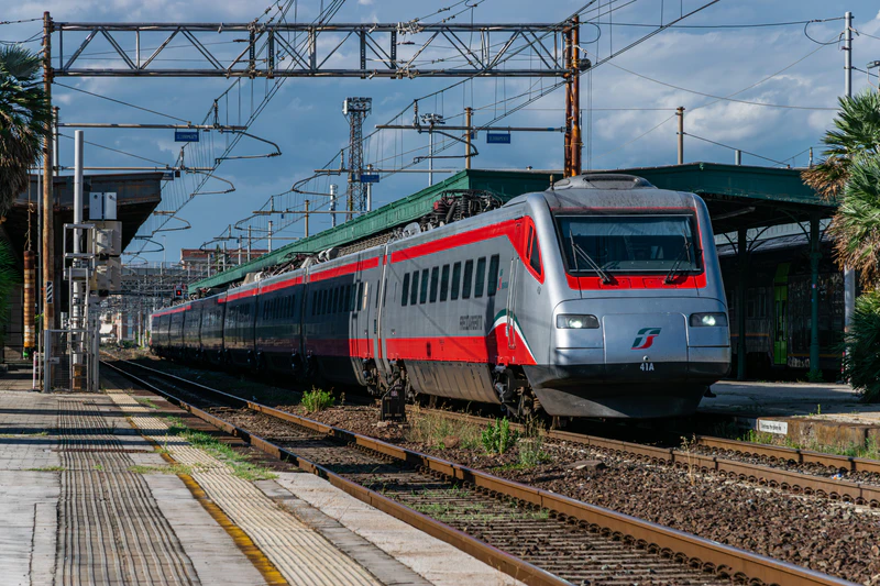 文件:ETR.485 41停靠在Livorno Centrale站.jpg