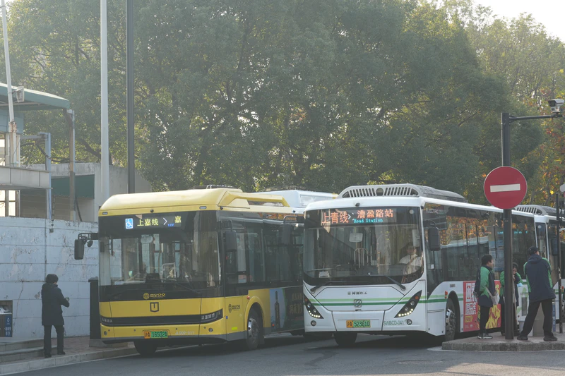 文件:JLD09-011 吉利远程（嘉定巴士）DNC6901BEVG11（C9E）&SWBCD-041 申沃（青浦巴士）纯电动 SWB6108BEV05G 上嘉线 上海南站（南广场）→嘉定客运中心 & 上青线 上海南站（南广场）→曹盈路站.jpg