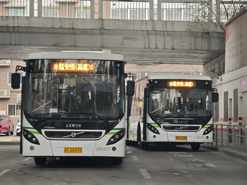 文件:SWB6128V8(沃尔沃） S2R-0077＆S2R-0073.jpg