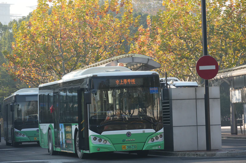 文件:L2C-008 申龙（奉贤巴士集团） SLK6129UBEVN1 上奉专线 纯电动 上海南站（南广场）→南桥汽车站.jpg