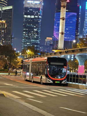 Z5C- 宇通 ZK5180C 一辆71路在终点站延安东路外滩等待发车前往申昆路枢纽站.jpg